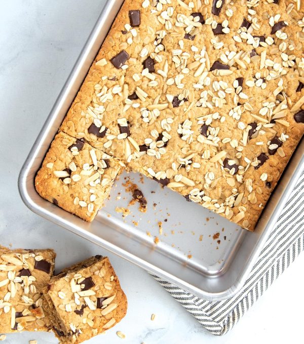 Nordic Ware Classic Metal 9x13 Covered Cake Pan - Image 5